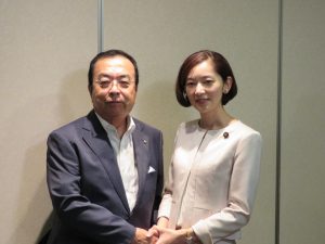 秋山本部長と佐々木さやか参議院議員